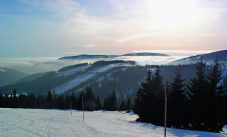 Modrým dolem stoupá zimní značená cesta na Výrovku. Za výjimečně dobrých podmínek je vidět mohutný masiv
Černé a Světlé hory.(foto: M. Skalka)