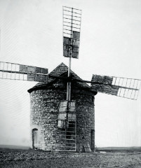 Původní stav větrného
mlýna u Jalubí na dobové
fotografii (foto: archiv)