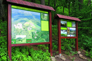 Naučná stezka Okolo Buchlova byla realizována
v průběhu let 2010 až 2013. Skládá se celkem
z jedenácti zastavení. Ta jsou zaměřena na lesní
hospodářství, přírodu Chřibů a spolupráci Lesů České
republiky s Lesy Slovenské republiky.
