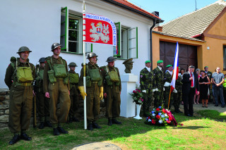 Muži v historických
uniformách před
rodným domem Jana
Kubiše
