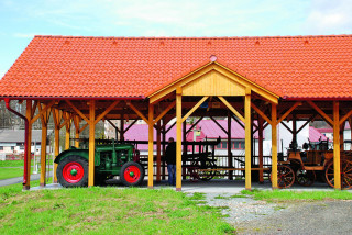 Některé kočáry, žebřiňáky a traktory musely
vzít zavděk přístřešky ve venkovní expozici.