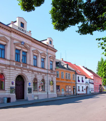 Náměstí v Mašťově s historickou radnicí