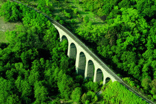 Letecký pohled na železniční viadukt přes údolí Polepky