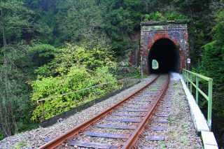 Přestože je Saský Semmering plně modernizovaný, letopočet na portálu
tunelu nás vrátí do zlatých časů století páry. Nese totiž dataci 1875.