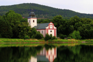 Dnešní pohled na kostel přes údolní nádrž Švihov…