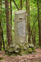 Pomník hajnému Bedřichu Vejmelkovi stojí téměř zapomenut v lese nad Štěchovicemi.