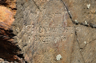 Tajemné, historické nápisy ve Psaných skalách. Některé již značně poničeny.