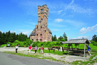 Altvaterturm na Wetzsteinu je
kopií bývalé rozhledny na
Pradědu. Stojí v centru
turistické oblasti u města
Lehesten a v prvním
srpnovém víkendu se zde
konají slavnosti
při krajanských setkáních.
K rozhledně je pěší přístup
z parkovišť u silnice Lehesten
– Brennersgrün.