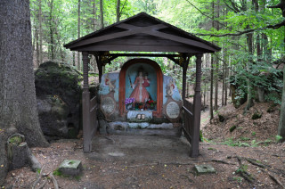 Mariánská lesní kaple v Hluboké rokli byla obnovena v letech 2008 a 2009.