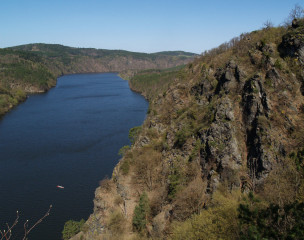 Působivý pohled do údolí Vltavy (s vodní nádrží Slapy) z Albertových skal