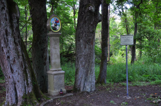 Zrenovovaný pomník svatého Jiří připomíná zaniklou obec Bohuslav a osud Georga, syna manželů Müllerových, který tu byl v roce 1878 smrtelně zraněn