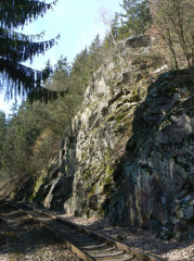 Pohled na Skálu od železniční trati na Ledeč