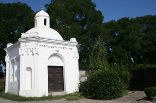 Obřadní síň židovského hřbitova pochází z druhé poloviny 19. století.
