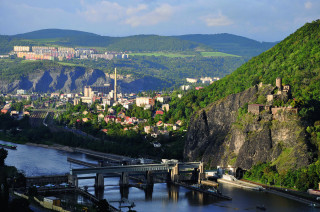 Pohled na Masarykovo zdymadlo a hrad Střekov z Vrkoče