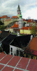 Světoznámá kulisa s českokrumlovskou věží, jíž
paradoxně Schiele nemaloval, nicméně rád
maloval naopak pohledy na město z jejího
ochozu. Fascinován jeho uličkami a domy.
Na jedné z tmavých pavlačí také často se svou
rozvernou společností přespával.