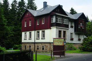 Pozůstatkem někdejší slávy klimatických lázní Kurort
Bärenfels jsou četné honosné vily. Tato byla zbudována
roku 1908 a jmenuje se Waldesheim, aneb Lesní
domov. Dnes slouží jako penzion a provoz s domácí
malovýrobou konzervovaných uzenin.