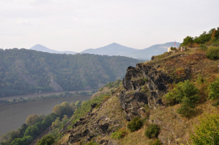 Pohled z Kalvárie do Porty Bohemicy, vlevo v pozadí Milešovka