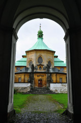 Průčelí poutního kostela orámované průjezdem
vstupní brány