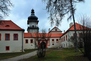 Jádro zámeckého areálu při pohledu z prvního nádvoří