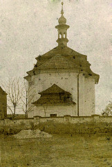 Fotografi e z doby kolem r. 1920, kdy
byl ještě celý kostel sv. Jiří omítnutý