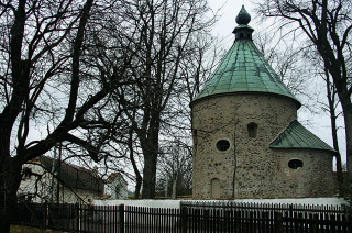 Prostor kolem rotundy obklopuje areál bývalého
hřbitova. Celý duchovní soubor je od obecní
zástavby oddělen kamennou zdí, která respektuje
terén a dispozici objektu.