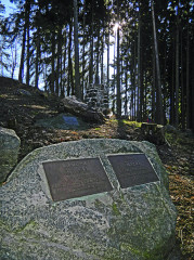 Lesní prostředí
symbolického hřbitova
s obnovenými
pamětními deskami
bratrů Riedlových