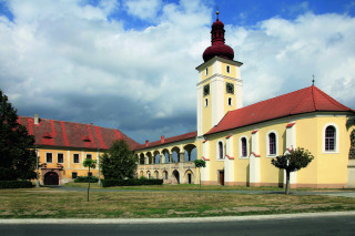 Zámek v Nových Dvorech s kostelem sv. Martina