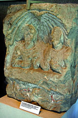 Bohužel, detaily výzdoby kamenných fragmentů jsou často poškozené,
neboť v minulosti mnohokrát posloužily k jiným účelům.