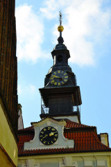 Vížka s římským a štít s hebrejským ciferníkem,
vlevo část štítu Staronové synagogy