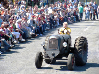 Defilé traktorových veteránů sledují v Čáslavi stovky diváků
