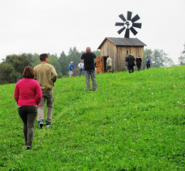 Malý větrný mlýnek ve Václavovicích je středem rozptýleného skanzenu dalších podobných objektů v okolí. 
