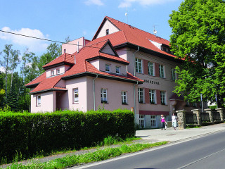 V budově bývalé školy (dnes knihovna a infocentrum)
se nachází Muzeum četnictva