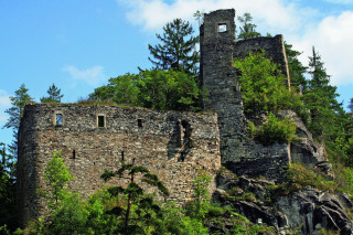 Ještě v 19. století doplňovala
trosky Eibensteinu mohutná
obranná věž. Roku 1867
ale byla stržena.