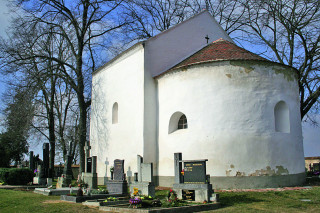 Předpokládá se, že pozdně románský kostel byl zbudován
během 1. půle 13. století.