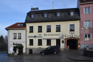 Hotel Černý kůň s pamětní deskou