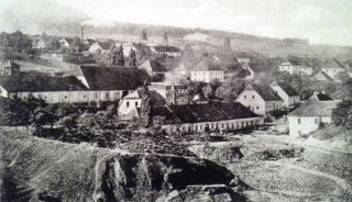 Unikátní pohlednice zachycuje podobu Nového Jáchymova v roce 1872, kdy byl ještě průmyslovým centrem. Tak ho znal i Miroslav Tyrš.