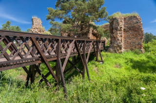 Dřevěný most pro vstup do hradu byl nově postaven přes někdejší obranný příkop.