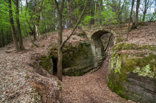 Kamenný most z roku 1852 překračuje skalní soutěsku se zaniklou
Vidimskou cestou na kraji lesa nedaleko Jestřebic.