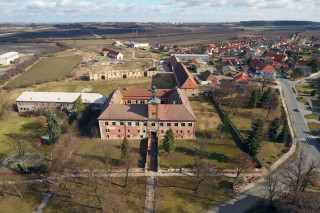 Pohled na zámek a část Kounic od západu