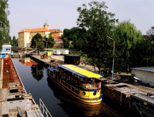 Plavební komora na Labi v Poděbradech. V pozadí zámek s charakteristickou věží. Foto B. Koč