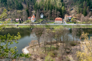 Pohled ze Sekanky na zbytky kláštera na Ostrově a kostel sv. Kiliána.