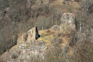 Dnes už toho moc nenaznačuje, že se jednalo o jeden z nejvýznamnějších přemyslovských královských hradů. (foto M. Majer) 