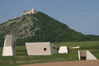 Jedinečnost expozice znásobuje její ukrytí pod přilehlý terén.