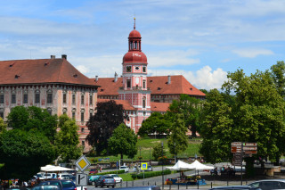 Roudnice nad Labem – pohled z Karlova náměstí na raně barokní zámek