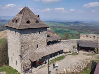 Hrad Starý Jičín se zrekonstruovanou věží, která slouží jako rozhledna.