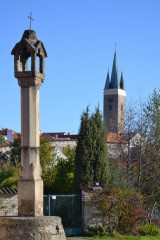 Nejstarší boží muka v Telči, v pozadí kostel sv. Ducha