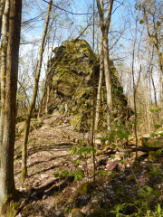 Na těchto buližníkových skalkách se tyčil hrad Drštka.