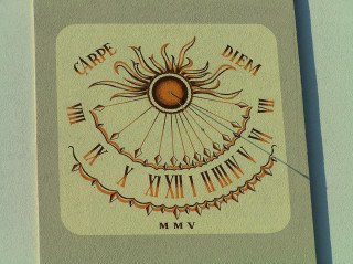 Budovu Všeobecné zdravotní pojišťovny na ulici T. G. Masaryka ve Svitavách
zdobí vertikální sluneční hodiny z roku 2005 s latinským nápisem „CARPE
DIEM“ (Užívej dne).