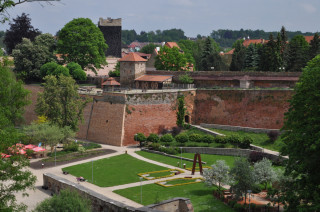 Cheb – hrad s Černou věží při pohledu z altánu nad Krajinkou