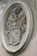 Pilíře fragmentů brány s erby Trachů a Beesů